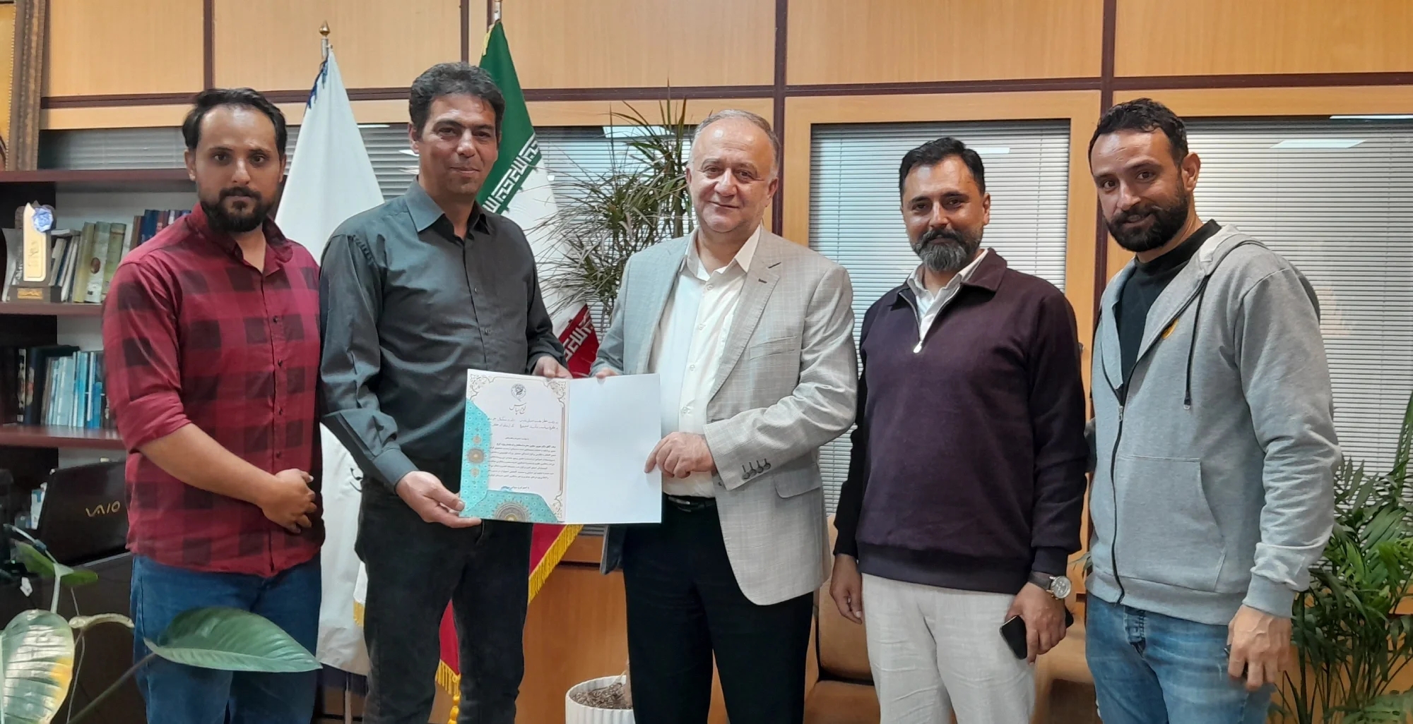 اعطای لوح سپاس و قدردانی به فرماندار محترم استان البرز